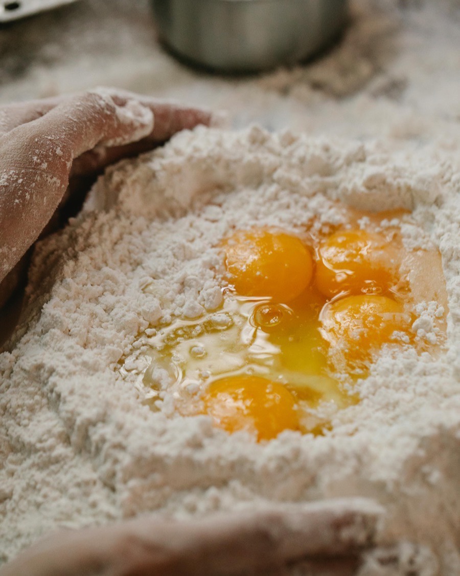 Pagnotta appena sfornata tenuta fra le mani
