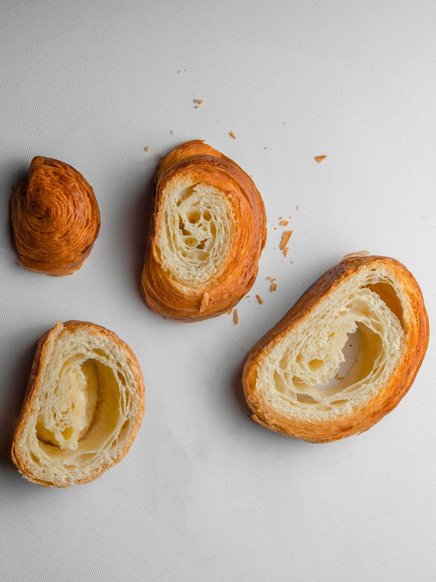 Cornetti sfogliati appena sfornati, tagliati a metà