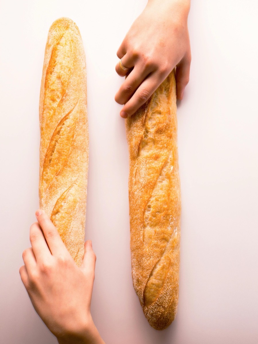 Filoni di pane artigianale appena sfornati