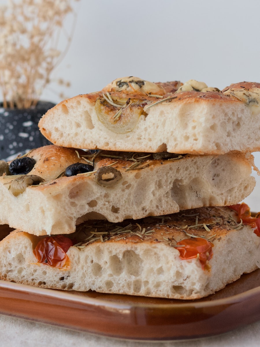 Focaccia a strati con olive e rosmarino